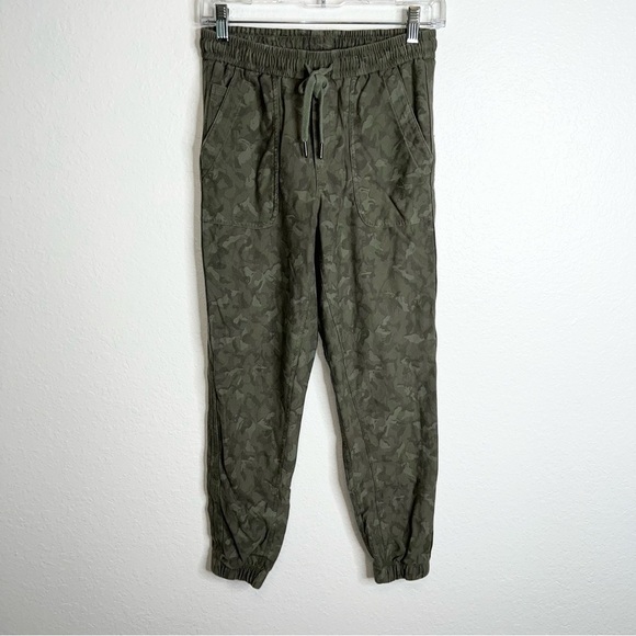 Athleta pants Women Size 0 joggers Farallon Green Printed Camo Drawstring b9 - Picture 3 of 11